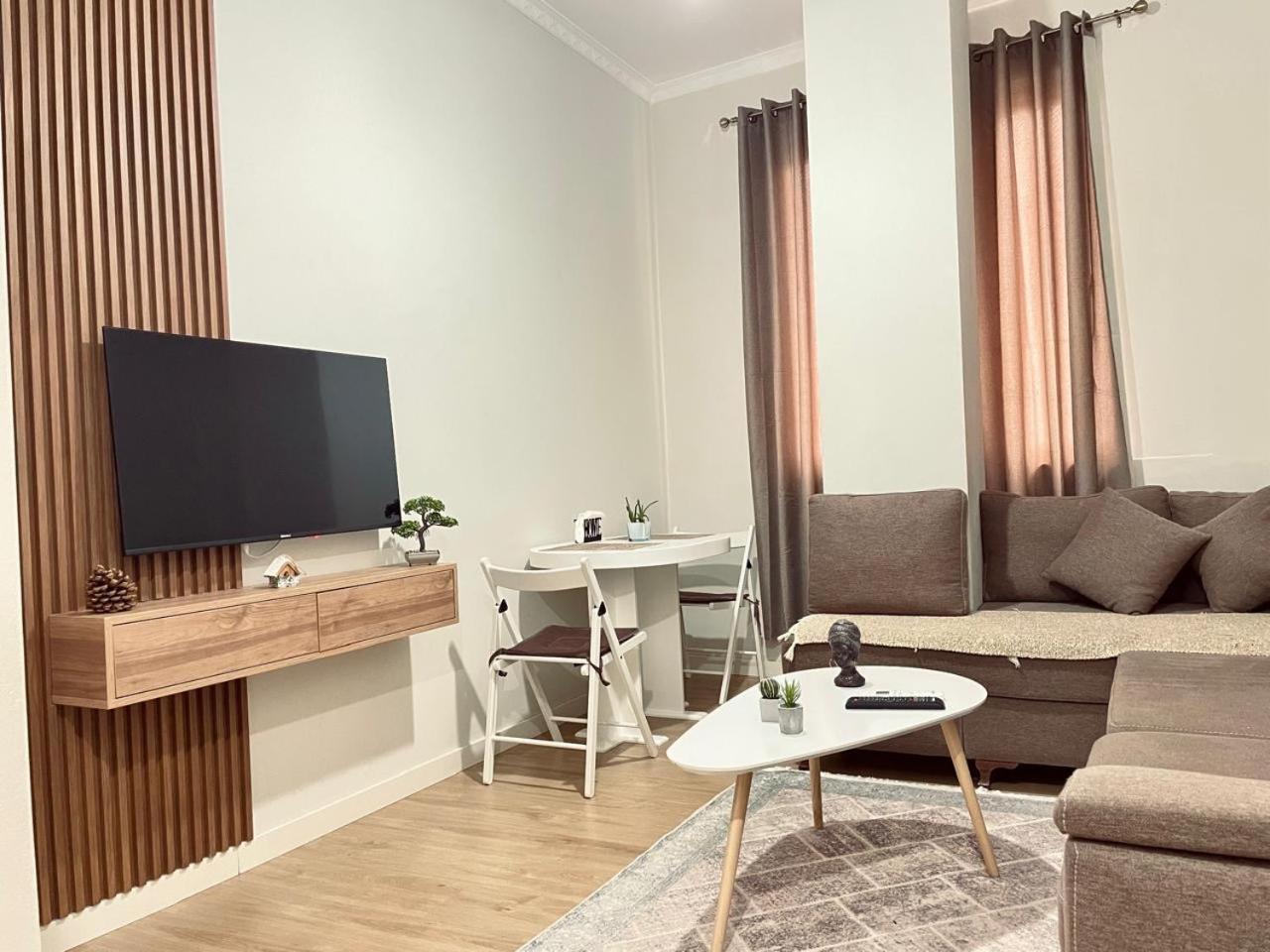 2 Near Center Apartament Tirana
